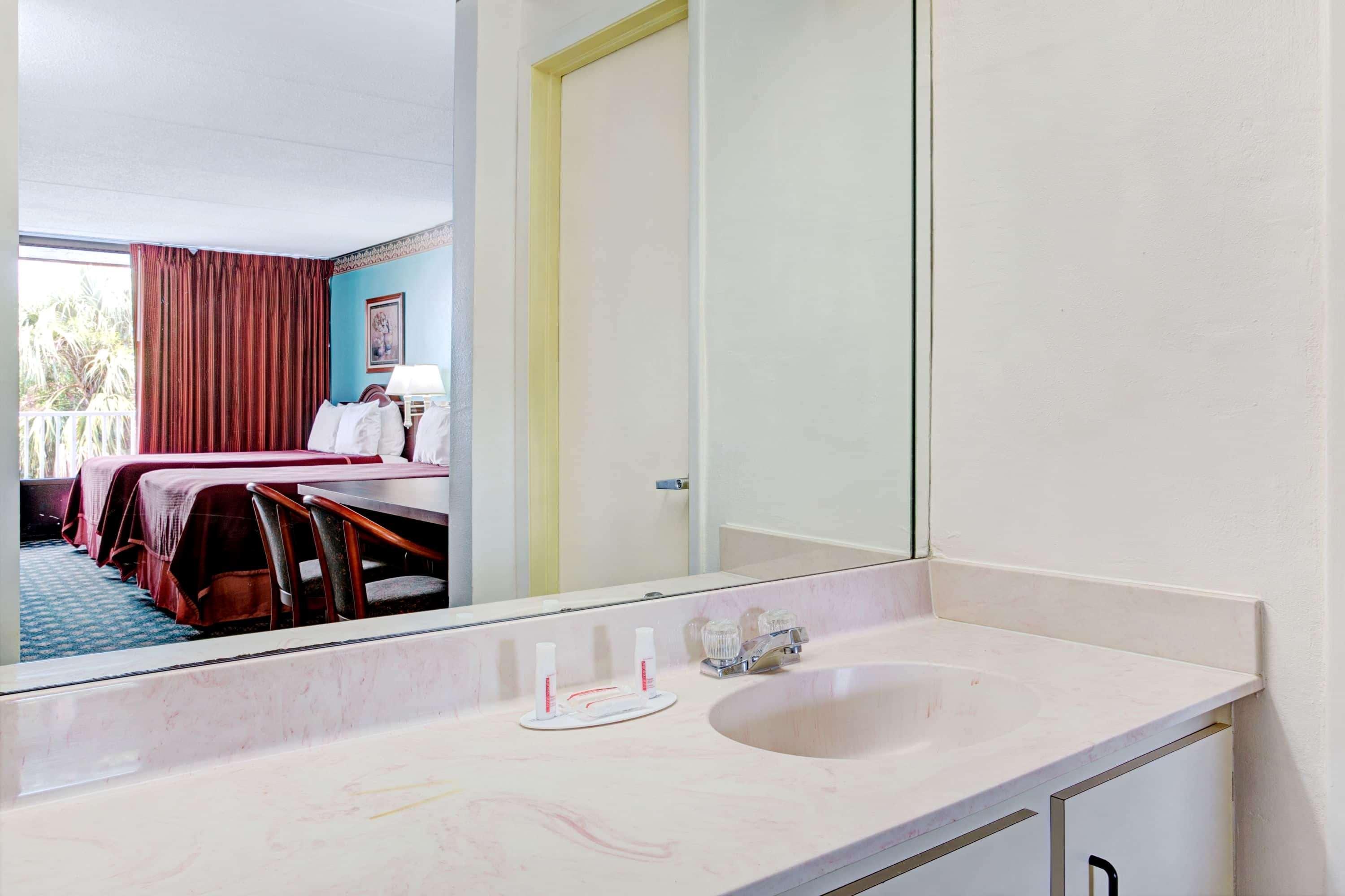 Howard Johnson By Wyndham Clearwater - Dunedin Экстерьер фото