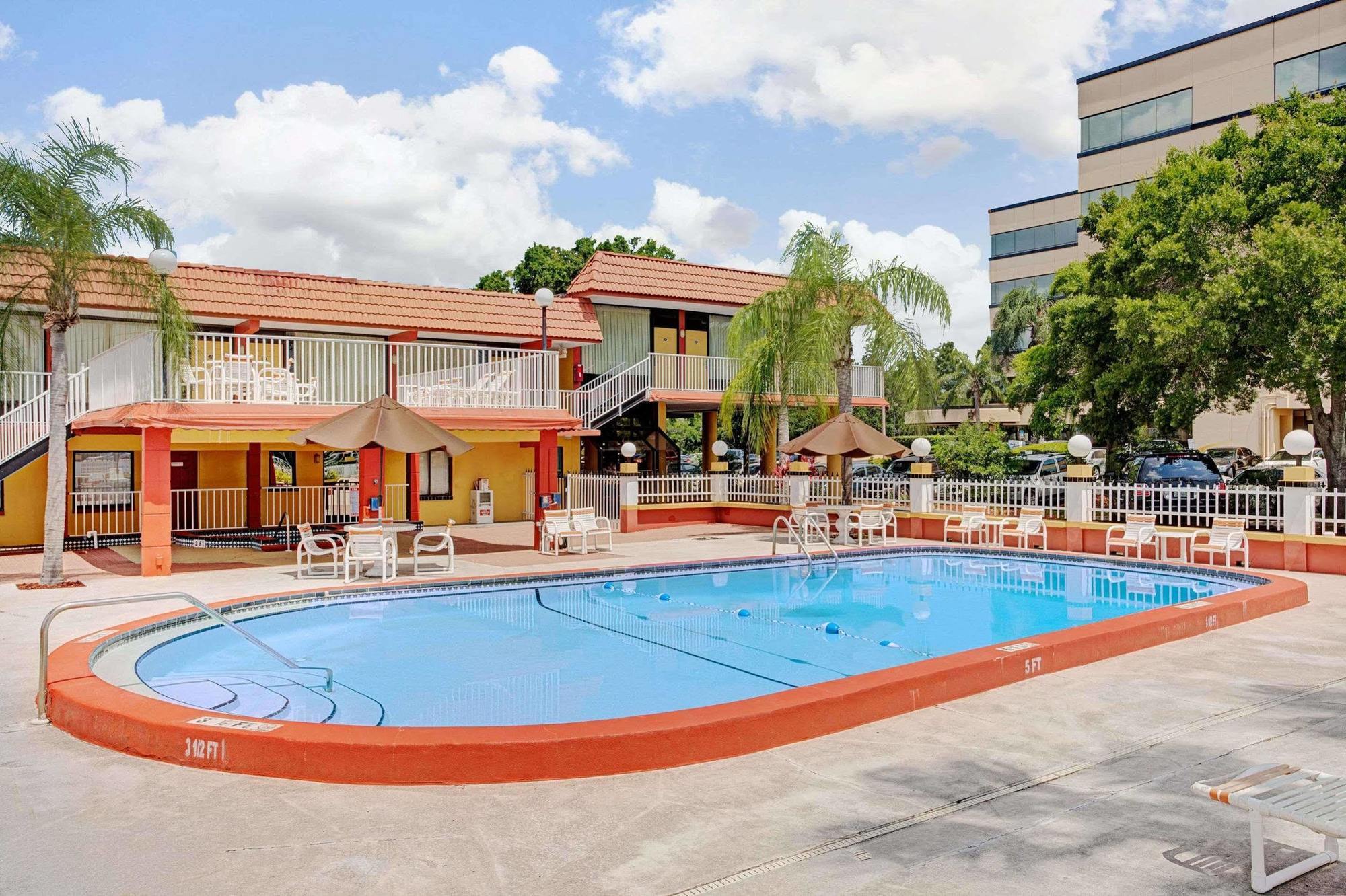 Howard Johnson By Wyndham Clearwater - Dunedin Экстерьер фото